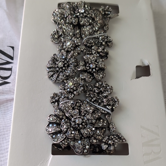 Zara Silver Statement Necklace with Intricate Design - Picture 3 of 7